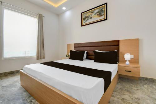 Giường trong phòng chung tại Hotel O UTSAV LAWN AND HOTEL