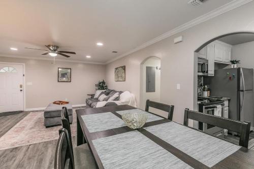 Gallery image of Central 3Bed2B at AT&T - Cowboy Stadium - Texas Live in Arlington