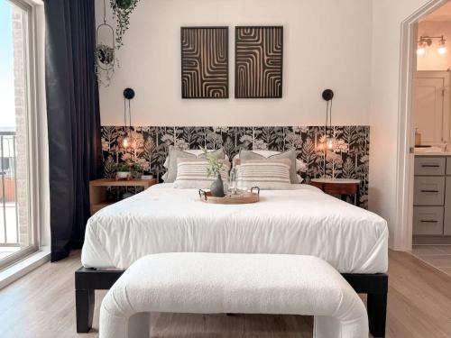 En eller flere senge i et værelse på Cozy 1BR1B - Medical District - Love Field Airport