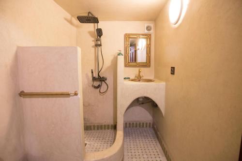 Phòng tắm tại Riad Ruh Fes