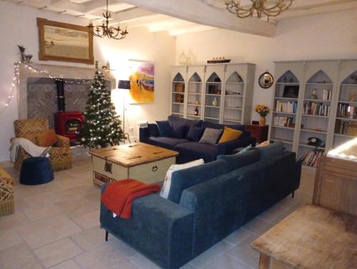 Posezení v ubytování Charente Cozy Family Winter Retreat