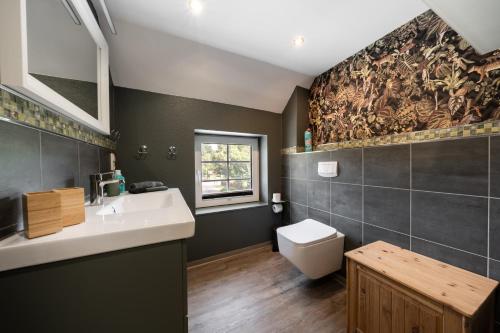 un bagno con lavandino e WC di Küsten Suite Burghaus 5, 60qm a Krummhörn