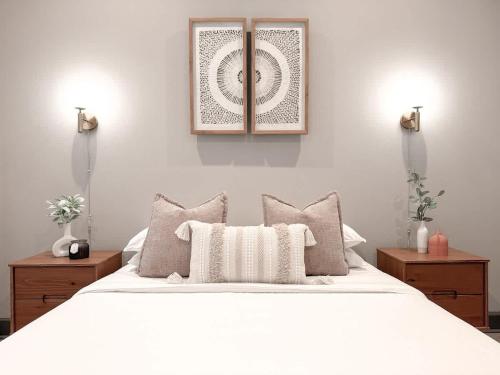 En eller flere senge i et værelse på The City Escape - Fort Worth TX - SameDay Bookings