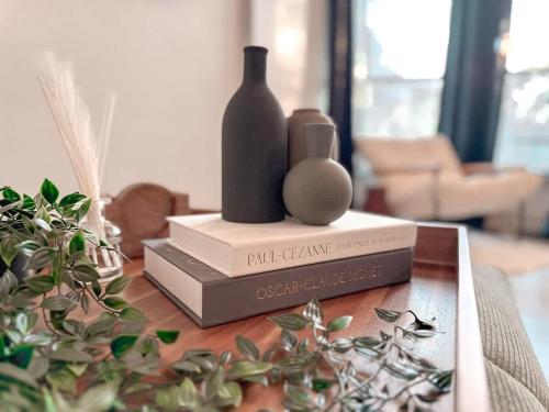 een tafel met twee boeken en een vaas bovenop bij Central 1B1B Studio - Magnolia - Hospital District in Fort Worth