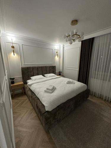 En eller flere senge i et værelse på Central Apartment Luxury Suceava