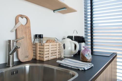 een aanrecht met een wastafel en een aanrecht bij Villa View in Alkmaar