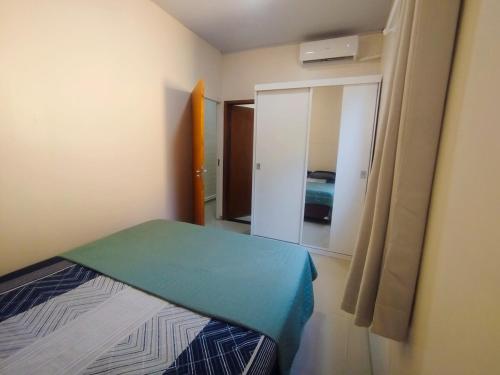 Giường trong phòng chung tại Casa Com 2 Jacuzzis Entre Mariscal E Canto Grande