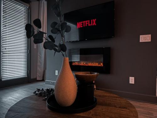 Et tv og/eller underholdning på The Nichols Getaway - Fort Worth - SameDay Booking