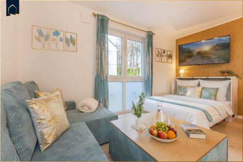 ein Schlafzimmer mit einem Bett und einem Tisch mit einer Obstschale in der Unterkunft Ferienwohnung Goldkind in Ostseebad Kölpinsee