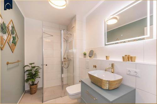 ein Badezimmer mit Waschbecken und Dusche in der Unterkunft Ferienwohnung Goldkind in Ostseebad Kölpinsee