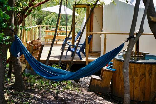 En have udenfor Glamping Domo Tinaja y Piscina Climatizada