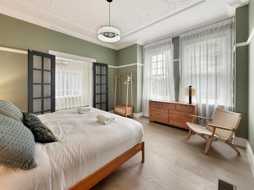 En eller flere senge i et værelse på The Edward Residences, Quiet Luxury 3 bed condo