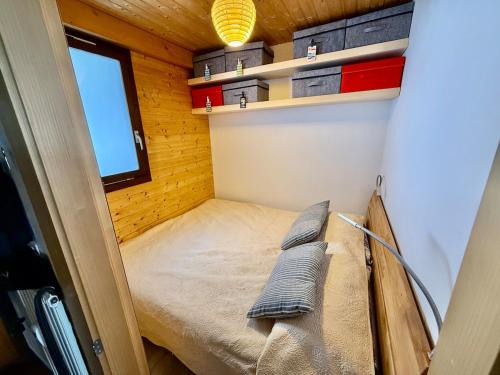 Ένα ή περισσότερα κρεβάτια σε δωμάτιο στο 131 Warm Apartment for 4 people