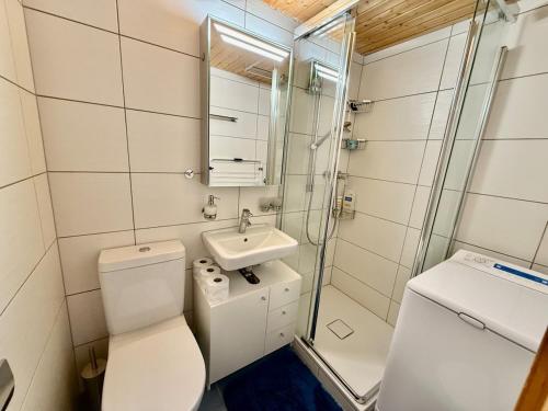 Ένα μπάνιο στο 131 Warm Apartment for 4 people