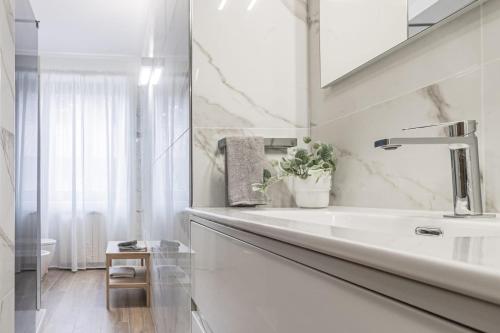 Ένα μπάνιο στο Al Civico 11, nel cuore della piazza principale di Lainate, minimal e confortevole, comodo per Rho Fiera Milano