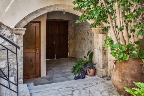 an entrance to a house with a wooden door at Casa del Maestro in Prinés