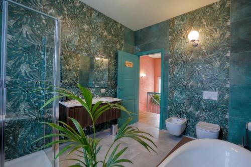 een badkamer met een plant en een douche bij La Casetta di Renzo e Lucia in Olginate