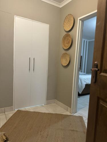 Postel nebo postele na pokoji v ubytování Yoleni self catering apartment