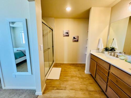 een badkamer met een wastafel en een spiegel bij Organ Mountain Loft 3BR 3 Steps into Golf Course in Las Cruces