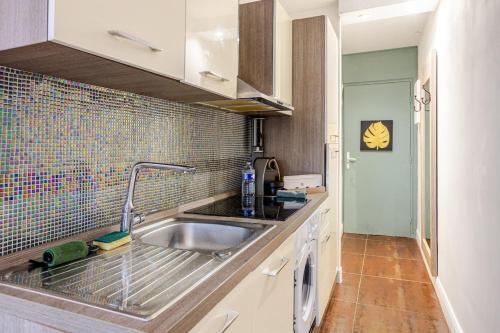 Kuchyň nebo kuchyňský kout v ubytování Great studio in Paris La Défense