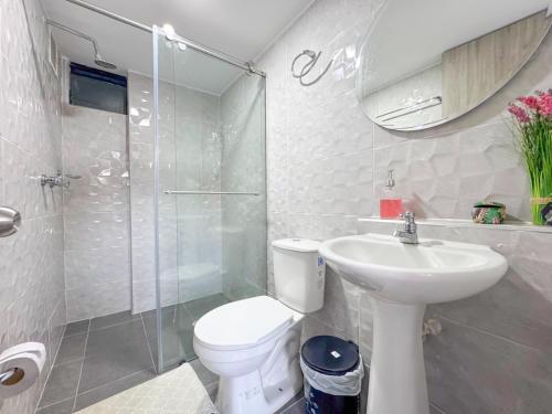 Et badeværelse på Apto moderno con AC y Excelente Ubicacion