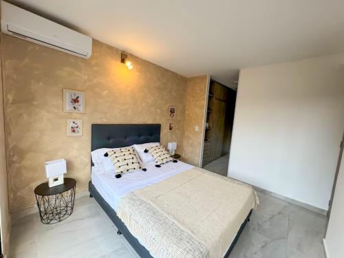 En eller flere senge i et værelse på Apto moderno con AC y Excelente Ubicacion