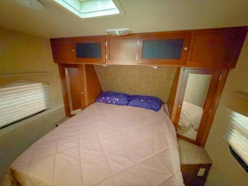 een klein bed in een kleine kamer in een camper bij Camper Adventure in Livingston