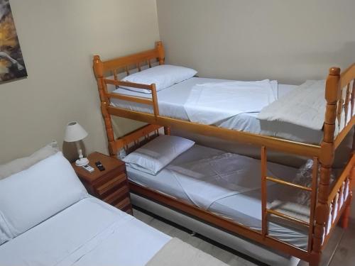 En eller flere senge i et værelse på Chácara Alci Guedes