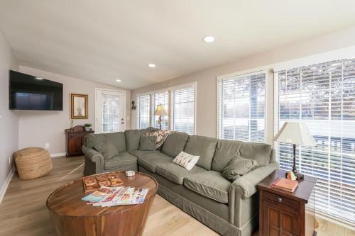 Posezení v ubytování Cozy Lake House on Abbots Creek, Lexington NC