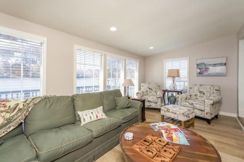 Posezení v ubytování Cozy Lake House on Abbots Creek, Lexington NC