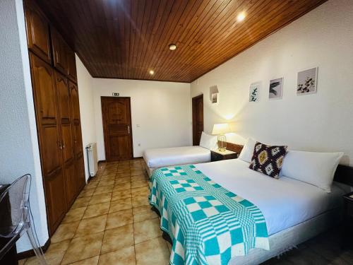 Giường trong phòng chung tại Geres Mountain View Guest House