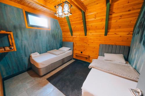 En eller flere senge i et værelse på 777Sapanca Bungalov Konaklama