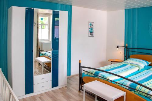 een slaapkamer met een bed en een spiegel bij Ferienwohnung-Margarete in Sankt Andreasberg