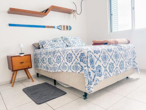 イタポアにあるApto frente pro mar 3 pedraのベッドルーム1室(青と白の毛布付きのベッド1台付)