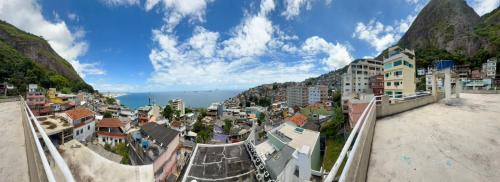 uitzicht op een stad op een berg bij O Sol da Manhã in Rio de Janeiro