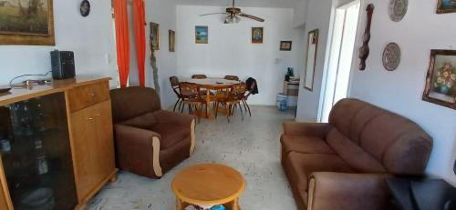 een woonkamer met een bank en een tafel bij Frente al mar in Miramar
