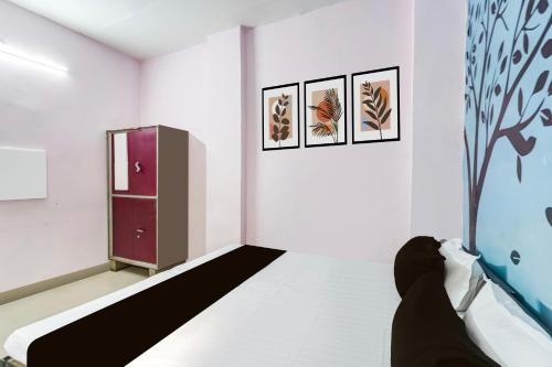 MalhourにあるSPOT ON Gorav Smarkのベッドとキャビネットが備わる客室です。
