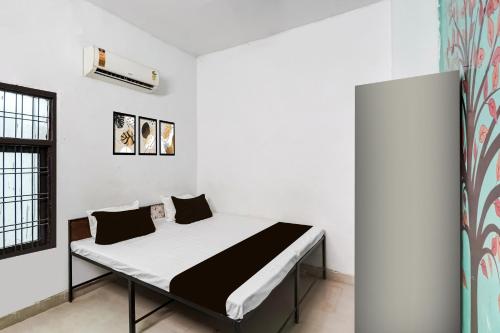 MalhourにあるSPOT ON Gorav Smarkの白い壁のドミトリールーム(ベッド1台)