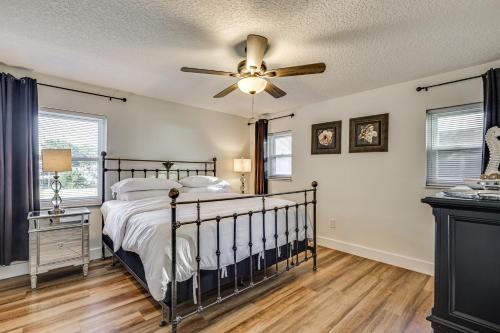 een slaapkamer met een bed en een plafondventilator bij Waterfront Home on Canal with Private Dock and Kayaks in Crystal River
