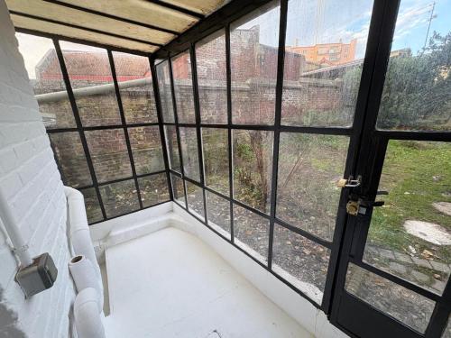 Habitación con ventana y vistas al patio en Grand RDC 6 Pers Arras Stationnement gratuit, en Arras