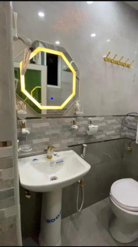 un bagno con lavandino, specchio e WC di Madina plaza a Kabul