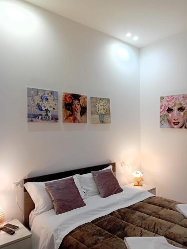 バルレッタにあるIl Don Giovanni Roomのベッドルーム1室(ベッド1台付)が備わります。壁には絵画が飾られています。