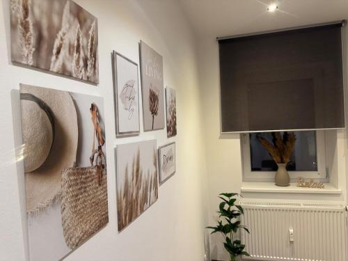een woonkamer met foto's aan de muur bij BOHO Apartment Soleil in Freilassing