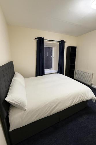 En eller flere senge i et værelse på Dundee Loft Central 4-bed Penthouse, Comfy Beds
