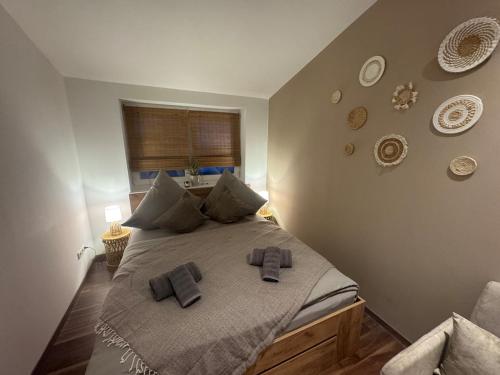 een slaapkamer met een bed met twee handdoeken erop bij BOHO Apartment Soleil in Freilassing