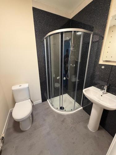 Et badeværelse på Dundee Loft Central 4-bed Penthouse, Comfy Beds