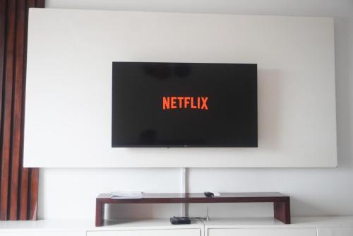 a flat screen tv sitting on top of a white wall at SEJOURABIDJAN - Residences Cocody Angré in Abidjan
