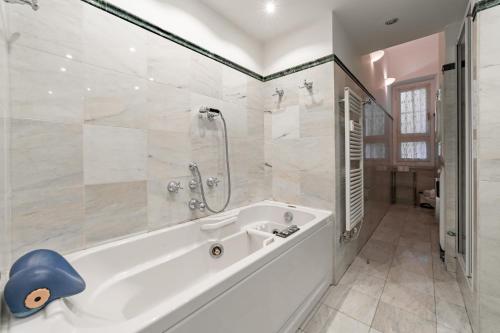 4 Min from Porta Genova Station with Whirlpool