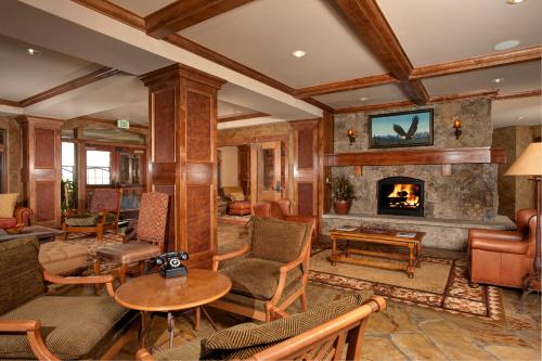 uma sala de estar com mobiliário e uma lareira em Timbers & Lone Eagle by Keystone Resort em Keystone