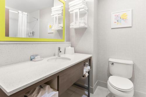 Un baño con lavabo, inodoro y espejo. en Hampton Inn & Suites Pensacola/I-10 Pine Forest Road, en Pensacola